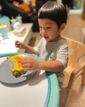 Tracy Chou Instagram - #3y 

小人脫離了大baby的範疇
正式成為了小童 

三年轉眼就過了
小人從一個吃奶亂鬧怪
長成了還算穩定的孩子
我和爸爸也從他身上學習了很多 

小童生日媽媽的願望
希望他平安健康
成為一個溫暖、明事理
快樂且滿足的人
希望他將來生活的世界
美好和平
希望這個世界
對他溫柔一點和善一點
希望他能有智慧
豁達勇敢面對人生
並且知所進退愛惜羽毛 

感謝@[17841400766950457:@mushroomloveschanel] 
和老車叔叔
準備了氣球和school bus的饅頭蛋糕
以及天然High的卡蜜姐姐炒熱氣氛
讓小人過了一個開心的生日

@[17841410711306701:@wanju0616] 
#3y生日快樂
#LULU HANDMADE STUDIO 
#小人最愛是卡蜜姐姐😂