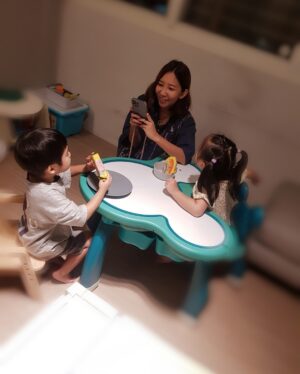 Tracy Chou Instagram - #3y 

小人脫離了大baby的範疇
正式成為了小童 

三年轉眼就過了
小人從一個吃奶亂鬧怪
長成了還算穩定的孩子
我和爸爸也從他身上學習了很多 

小童生日媽媽的願望
希望他平安健康
成為一個溫暖、明事理
快樂且滿足的人
希望他將來生活的世界
美好和平
希望這個世界
對他溫柔一點和善一點
希望他能有智慧
豁達勇敢面對人生
並且知所進退愛惜羽毛 

感謝@[17841400766950457:@mushroomloveschanel] 
和老車叔叔
準備了氣球和school bus的饅頭蛋糕
以及天然High的卡蜜姐姐炒熱氣氛
讓小人過了一個開心的生日

@[17841410711306701:@wanju0616] 
#3y生日快樂
#LULU HANDMADE STUDIO 
#小人最愛是卡蜜姐姐😂