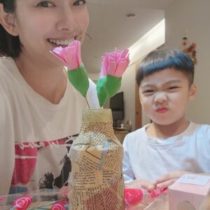 Tracy Chou Instagram - 本來預想可以感性一波
寫個長文
安慰一下我本人一年的辛勞🤣
中午過後想休息一下
椅子都沒坐熱
就被公子徵召出門了
我還是專心看著我的孩子（們）好了

母親真偉大😆😆

祝全天下的媽媽

＃母親節快樂