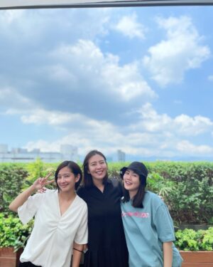 Tracy Chou Instagram - 決定丟包三個孩子
讓他們自己大逃殺

怎麼跟妳們聚
可以這麽抒壓啦😂😂

#一秒到國外