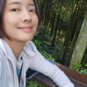 Tracy Chou Instagram - 好像太久沒發文了😂
回到北部拍攝以後
進入了忙碌的職業婦女生活
上山下海拍戲
回家還有成堆的雜事等著
在台東的偽單身夢幻生活
好似一場夢

還好劇組是個天堂組
工作很愉快
兒子也懂事很多

那天哄睡時
我說我4點就起床好累唷
他突然冒出一句
“媽媽妳拍戲很辛苦
要趕快休息趕快睡覺唷”
暖翻了
但孩子
你不睡我怎麼睡阿😂😂

＃連假愉快