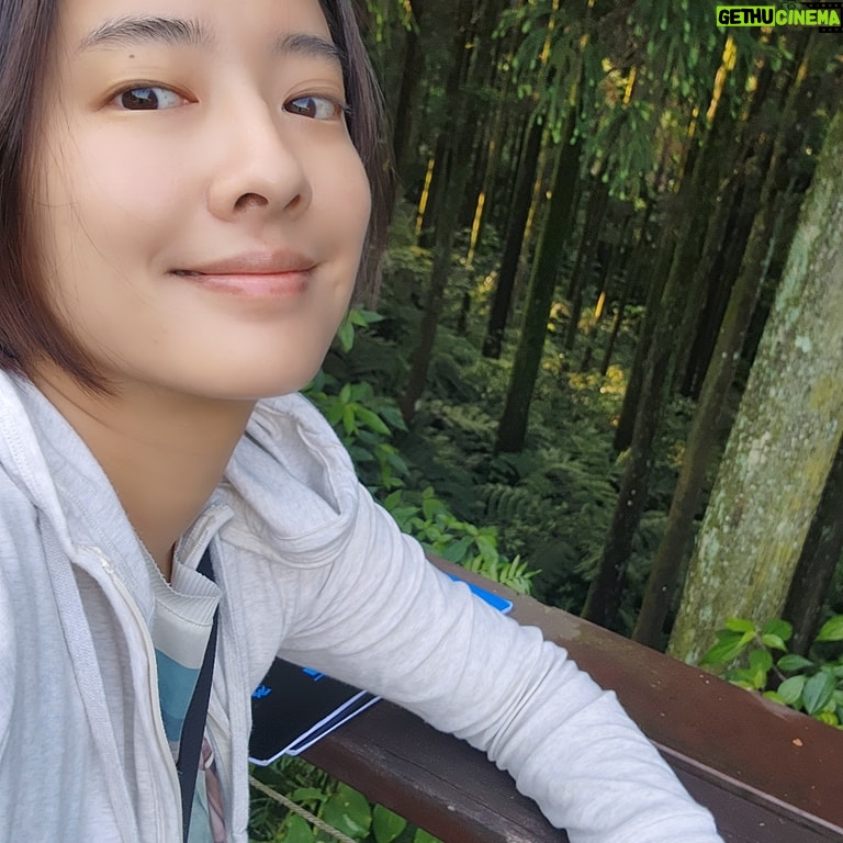 Tracy Chou - 453 Likes - 好像太久沒發文了😂
回到北部拍攝以後
進入了忙碌的職業婦女生活
上山下海拍戲
回家還有成堆的雜事等著
在台東的偽單身夢幻生活
好似一場夢
還好劇組是個天堂組
工作很愉快
兒子也懂事很多
那天哄睡時
我說我4點就起床好累唷
他突然冒出一句
“媽媽妳拍戲很辛苦
要趕快休息趕快睡覺唷”
暖翻了
但孩子
你不睡我怎麼睡阿😂😂
#連假愉快