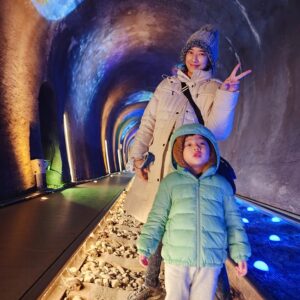 Tracy Chou Instagram - 十天的大逃殺終了！！！
我還活著✌️

中途開了外掛
躲回老家6天😆
有很能坦的爸媽
加上每天都是豔陽天
血條不但沒歸零
還稍微回了血😂

感謝老天!開學了!

＃新年快樂
＃我迫不及待要見到幼兒園老師了🤣