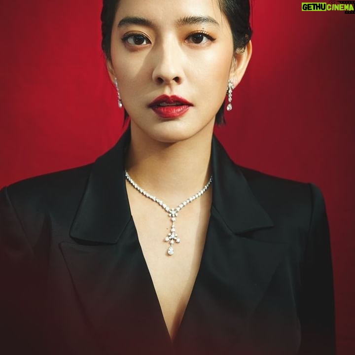 Tracy Chou - 0.9K Likes - 我摃龜了啦😂
沒關係 再接再厲
偶像有看到
朋友有遇到
良辰吉時抱回了5座獎項
很棒✌️
把本來要講的感謝
放到粉專上
感謝良辰吉時的製作團隊
所有幕前幕後的工作夥伴
因為有大家一起用心地
完成了作品
我才能有被看見的機會
感謝黄熙導演給我的自由和信任
我在這次演出中
得到了極大的樂趣
謝謝我的公司
大璽影藝
尤其是老闆志哥
在我工作低谷時
沒有放棄我
一直幫我找出路
還要感謝演藝路上
所有遇過的人
和你們相遇的經驗
都成了我的養分
讓我從一個
連喜怒哀樂都演不出來的演員
到今天有機會步上紅毯
感謝兒子的磨練
讓我變成了一個強韌的人😂
其他對家人的感謝
留到下次有機會再講❤
Stylist @tripler_studio
Make up @backstage_aga
Hair @fluxhairkeanu
Look from @IsabelSanchis by @linli_boutique
Jewelry @DeBeersOfficial
Heels @rogervivier
Photo @jimmychaochi
#IsabelSanchis #Linliboutique
#DeBeers #ADiamondIsForever #RogerVivier
#大璽影藝 #dahsi