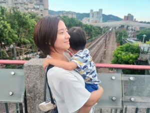 Tracy Chou Instagram - 所有的情緒都是正當的
有對或錯的
是情緒趨動下的行為
情緒是保護、提醒和推動我們
一種生存的機制 

之前修習蒙梭的課程
重新看了一次“腦筋急轉彎“
在老師的講解下
看懂了之前不解之處
“不准哭!“
“有什麼好生氣的!“
“這樣也要不高興？“
這些想法
讓我們容易因為負面情緒感到罪惡
所以學會藏起來
有時候藏得太深了
連自己都騙了 

前兩天公子在出門前
就開始嚷著
“我有一點想哭“
“我有一點想哭啦“
然後就呈現無尾熊模式
好死不死我們大樓正在換新電梯
所以我就抱著公子下樓梯
樓下遇到了只打過幾次招呼的阿伯
見狀就玩笑地說
“這麽大了還要抱唷“
“這麽麻煩“
還唸了一些有的沒的
具體我記不清了
因為火已經上來了
我口氣不太好地回了
“他要去幼兒園
心情不太好“
希望他能察覺到自己失禮了
但是阿伯繼續機關槍式地
重覆著“這麽麻煩““還要人家抱唷“
當然
我就讓阿伯shut up了🙄 

我心想
麻煩的是我
跟你有毛關係阿
如果想當吃瓜群眾
在背後跟別人議論
我都沒意見
但當著面講
除了讓孩子覺得自己很糟
我看不出來有任何實質幫助 

正向教養裡說到
大人必須屏除一個想法
“要讓孩子感覺到很糟
他們才會變好“
很難
我也在練習 

我抱著公子離開
跟他說
“想哭沒有關係
你就哭一下
我會拍拍你“
“會不安很正常呀
媽媽如果接了一個新工作
和不認識的人共事
我也會害怕
有時也會想哭“ 

最後情緒控制臺當機時
只有憂憂讓它重新活過來了
情緒過載的時候
眼淚就是一種強而有力的釋放呀🤧 

吃東西也是一種有效釋放😂
#好想來包鹹酥雞但我不行
於是我吃了麥當勞早餐😱