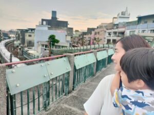 Tracy Chou Instagram - 所有的情緒都是正當的
有對或錯的
是情緒趨動下的行為
情緒是保護、提醒和推動我們
一種生存的機制 

之前修習蒙梭的課程
重新看了一次“腦筋急轉彎“
在老師的講解下
看懂了之前不解之處
“不准哭!“
“有什麼好生氣的!“
“這樣也要不高興？“
這些想法
讓我們容易因為負面情緒感到罪惡
所以學會藏起來
有時候藏得太深了
連自己都騙了 

前兩天公子在出門前
就開始嚷著
“我有一點想哭“
“我有一點想哭啦“
然後就呈現無尾熊模式
好死不死我們大樓正在換新電梯
所以我就抱著公子下樓梯
樓下遇到了只打過幾次招呼的阿伯
見狀就玩笑地說
“這麽大了還要抱唷“
“這麽麻煩“
還唸了一些有的沒的
具體我記不清了
因為火已經上來了
我口氣不太好地回了
“他要去幼兒園
心情不太好“
希望他能察覺到自己失禮了
但是阿伯繼續機關槍式地
重覆著“這麽麻煩““還要人家抱唷“
當然
我就讓阿伯shut up了🙄 

我心想
麻煩的是我
跟你有毛關係阿
如果想當吃瓜群眾
在背後跟別人議論
我都沒意見
但當著面講
除了讓孩子覺得自己很糟
我看不出來有任何實質幫助 

正向教養裡說到
大人必須屏除一個想法
“要讓孩子感覺到很糟
他們才會變好“
很難
我也在練習 

我抱著公子離開
跟他說
“想哭沒有關係
你就哭一下
我會拍拍你“
“會不安很正常呀
媽媽如果接了一個新工作
和不認識的人共事
我也會害怕
有時也會想哭“ 

最後情緒控制臺當機時
只有憂憂讓它重新活過來了
情緒過載的時候
眼淚就是一種強而有力的釋放呀🤧 

吃東西也是一種有效釋放😂
#好想來包鹹酥雞但我不行
於是我吃了麥當勞早餐😱