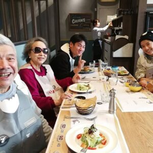 Tracy Chou Instagram - 十天的大逃殺終了！！！
我還活著✌️

中途開了外掛
躲回老家6天😆
有很能坦的爸媽
加上每天都是豔陽天
血條不但沒歸零
還稍微回了血😂

感謝老天!開學了!

＃新年快樂
＃我迫不及待要見到幼兒園老師了🤣