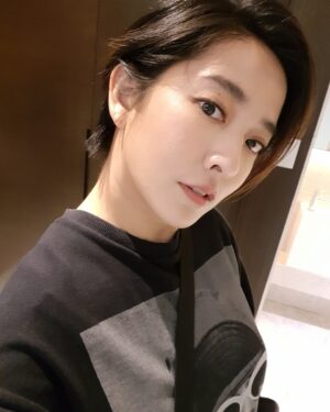 Tracy Chou Instagram - 髮型師：“想修什麼樣的頭？“
我：“什麼流行就給我來一顆“

然後我就得到了夢寐以求的短髮了

#洗頭只要2分鐘
#好涼好方便