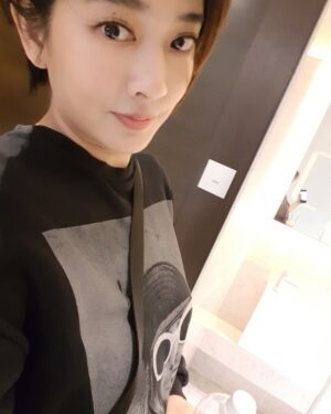 Tracy Chou Instagram - 髮型師：“想修什麼樣的頭？“
我：“什麼流行就給我來一顆“

然後我就得到了夢寐以求的短髮了

#洗頭只要2分鐘
#好涼好方便
