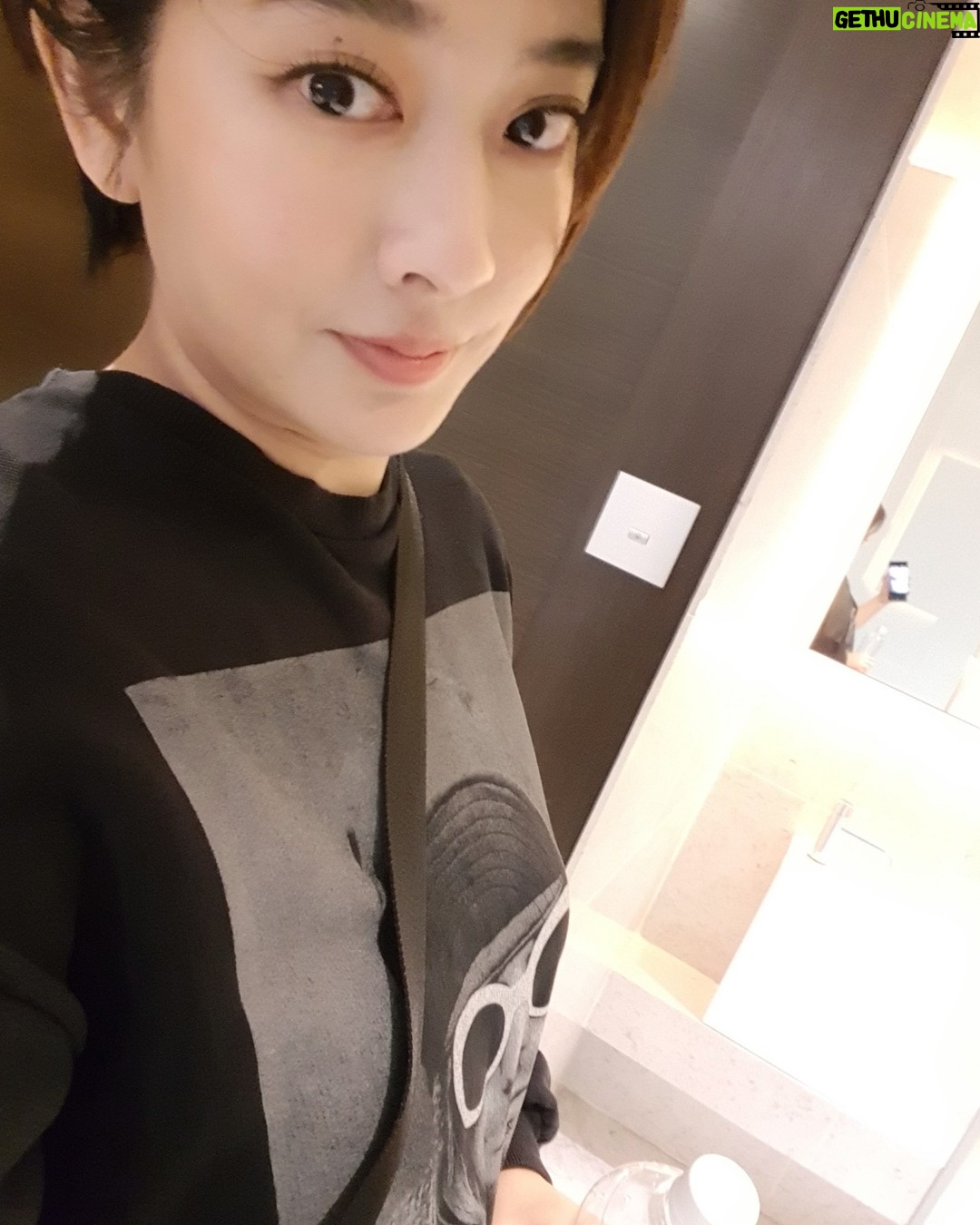 Tracy Chou - 701 Likes - 髮型師:“想修什麼樣的頭?“
我:“什麼流行就給我來一顆“
然後我就得到了夢寐以求的短髮了
#洗頭只要2分鐘
#好涼好方便