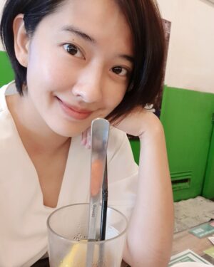 Tracy Chou Instagram - 答案揭曉!

我和公子都沒有哭✌✌ 

把他交給老師後
我用愉悅的態度和他說
“byebye~好好玩唷“
公子突然用卡通中字正腔圓的音
“爸爸媽媽byebye~"
(是ㄅㄚˋㄅㄚ˙ㄇㄚㄇㄚ˙這種語調
不知道哪學來的 
公子根本不太看卡通🙄)
然後就平靜地進幼兒園了 

過了三年沒有自己時間的日子
感到一陣好興奮阿!
但就像籠中鳥
被放出來忽然不知道怎麼飛😂
回到家進行我心願清單第一條
“睡到地老天荒“
可惡
生理時鐘作怪
花了快一小時才入睡
然後
兩小時就醒了

中午過後老師傳來訊息和影片
說公子穩定且愉快
只有午睡有點鬧鬧
(公子睡覺就是毛多🤧)
還好老師很有耐心
抱著安撫後睡著了 

回家的路上
一直喊著一個女生的名字
看起來很開心的樣子
明天我就來問問老師那是誰🙄

#今天不用鹹酥雞了
#聽說可怕的是第一天過後