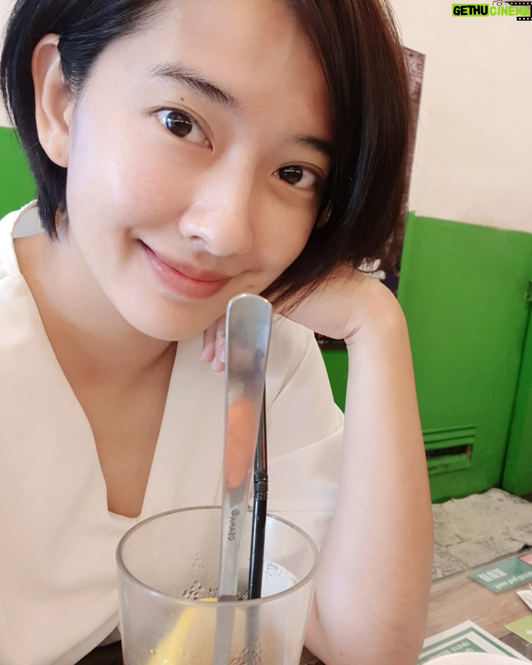 Tracy Chou - 540 Likes - 答案揭曉!
我和公子都沒有哭✌✌
把他交給老師後
我用愉悅的態度和他說
“byebye~好好玩唷“
公子突然用卡通中字正腔圓的音
“爸爸媽媽byebye~"
(是ㄅㄚˋㄅㄚ˙ㄇㄚㄇㄚ˙這種語調
不知道哪學來的
公子根本不太看卡通🙄)
然後就平靜地進幼兒園了
過了三年沒有自己時間的日子
感到一陣好興奮阿!
但就像籠中鳥
被放出來忽然不知道怎麼飛😂
回到家進行我心願清單第一條
“睡到地老天荒“
可惡
生理時鐘作怪
花了快一小時才入睡
然後
兩小時就醒了
中午過後老師傳來訊息和影片
說公子穩定且愉快
只有午睡有點鬧鬧
(公子睡覺就是毛多🤧)
還好老師很有耐心
抱著安撫後睡著了
回家的路上
一直喊著一個女生的名字
看起來很開心的樣子
明天我就來問問老師那是誰🙄
#今天不用鹹酥雞了
#聽說可怕的是第一天過後