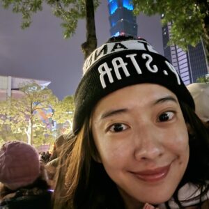 Tracy Chou Instagram - 2023年
是轉變的一年
是滿有恩典和喜樂的一年 

2023拜拜！
祝大家2024一切都很好！ 

＃平安喜樂
＃新年快樂