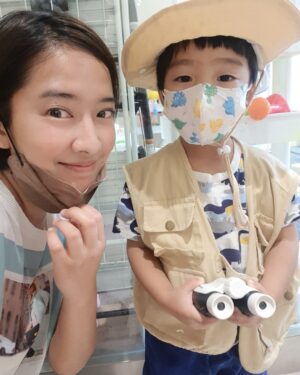 Tracy Chou Instagram - 盼了三年
終於快到了公子上學的日子
從確定幼兒園那天起
我就不停地為我的自由日
建立願望清單
(真的是三年沒放過假😂)
幻想公子一進到學校
我可以頭也不回地走掉 

但隨著入學的日子越來越近
原本的期待開始多了擔憂和焦慮
“他有辦法睡午覺嗎？“
(公子從2歲就不午覺了)
“他會有好朋友嗎？“
“他會快樂嗎？“
“他會和老師同學好好相處嗎？“
“傷心的時候，有人給他安慰嗎？“ 

育兒就是一連串重新認識自己的過程
我審視了自己
會有這些擔心
應該是因為我小時候真的很不愛上學
倒不是有什麼不愉快
而是我是個重度戀家的人
即使是活到現在
太陽下山了
我沒有和家人在一起
就會覺得渾身不對😂😂 

能幫助自己和公子的方式
絕不是擔心
這兩個月
我讓公子參與了更多家事
基本的生活技能大致具備了
也經常帶他和固定幾組朋友出遊
在適合的情況下
遠遠看著他和小朋友互動
不做多餘的介入
(好吧，事實證明
他有樂頭的時候不太找我🤧) 

願他在幼兒園的日子
滿有平安喜樂

#沒事多靜心多靜心沒事
#好想來包鹹酥雞但我不行
