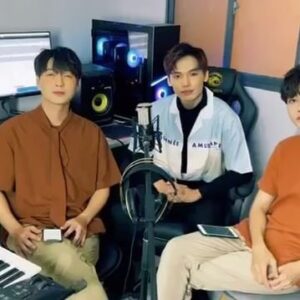 Trần Lê Đức Instagram - -“Bất ngờ quá W à, em khiến anh với mọi người đến giờ vẫn chẳng tin nổi đấy ! Sao đến ngày em đi rồi mà em vẫn cô đơn thế hả em ?
Ôi em tôi ! Cả cuộc đời em có ác độc với ai có làm hại ai đâu, chịu khó chịu khổ để người đời biết tới em, biết được những bài hát em viết hay như nào.
Anh nhớ ngày xưa em chỉ được xuất hiện 1s lướt qua trên báo thôi, mày đã khoe anh rồi vui cả ngày, vậy giờ báo chí họ chỉ đăng tin về sự ra đi của em, mà quên mất không nói rằng em đã tài năng như nào ? Chua xót em nhỉ 😊
Giờ em yên nghỉ rồi, mong em bỏ qua những lời nói không đúng về em, ác giả ác báo. Anh tin rằng họ không có kết cục tốt đẹp đâu.
Anw. Em đã có quãng thời gian đẹp nhất đời mình, cảm ơn em vì đã coi anh là anh trai trong hành trình của em, hỉ nộ ái ố gian khổ cùng nhau trải qua ❤️ vẫn như lời anh nói đấy, em mãi là em trai của anh ❤️