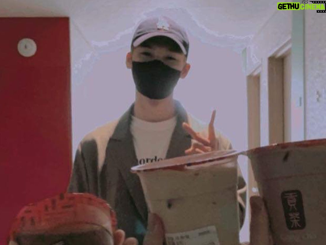 Trần Lê Đức - 3.5K Likes - -“Bất ngờ quá W à, em khiến anh với mọi người đến giờ vẫn chẳng tin nổi đấy ! Sao đến ngày em đi rồi mà em vẫn cô đơn thế hả em ?
Ôi em tôi ! Cả cuộc đời em có ác độc với ai có làm hại ai đâu, chịu khó chịu khổ để người đời biết tới em, biết được những bài hát em viết hay như nào.
Anh nhớ ngày xưa em chỉ được xuất hiện 1s lướt qua trên báo thôi, mày đã khoe anh rồi vui cả ngày, vậy giờ báo chí họ chỉ đăng tin về sự ra đi của em, mà quên mất không nói rằng em đã tài năng như nào ? Chua xót em nhỉ 😊
Giờ em yên nghỉ rồi, mong em bỏ qua những lời nói không đúng về em, ác giả ác báo. Anh tin rằng họ không có kết cục tốt đẹp đâu.
Anw. Em đã có quãng thời gian đẹp nhất đời mình, cảm ơn em vì đã coi anh là anh trai trong hành trình của em, hỉ nộ ái ố gian khổ cùng nhau trải qua ❤️ vẫn như lời anh nói đấy, em mãi là em trai của anh ❤️