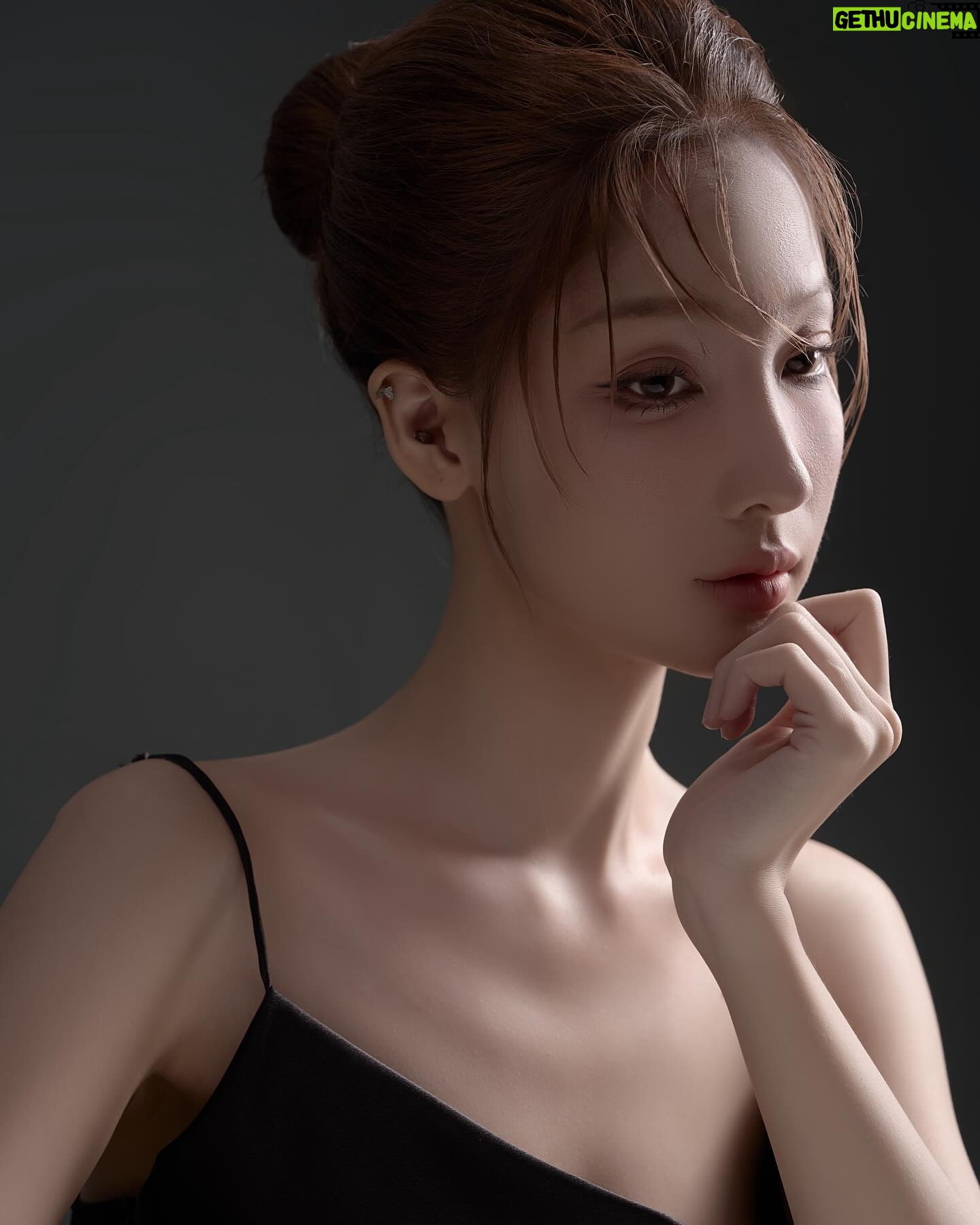 Trang Minh - 3 Likes - “Thế gian hàng tỷ người, số người lẻ hay chẵn, chẵn hay lẻ, tôi không biết rõ. Chỉ biết khi người ta kết thành đôi thành cặp, chỉ còn tôi với anh bị bỏ lại, thế mà vẫn chẳng thuộc về nhau”
Photo: Thành Nguyễn
M.U.A: Kim Yến