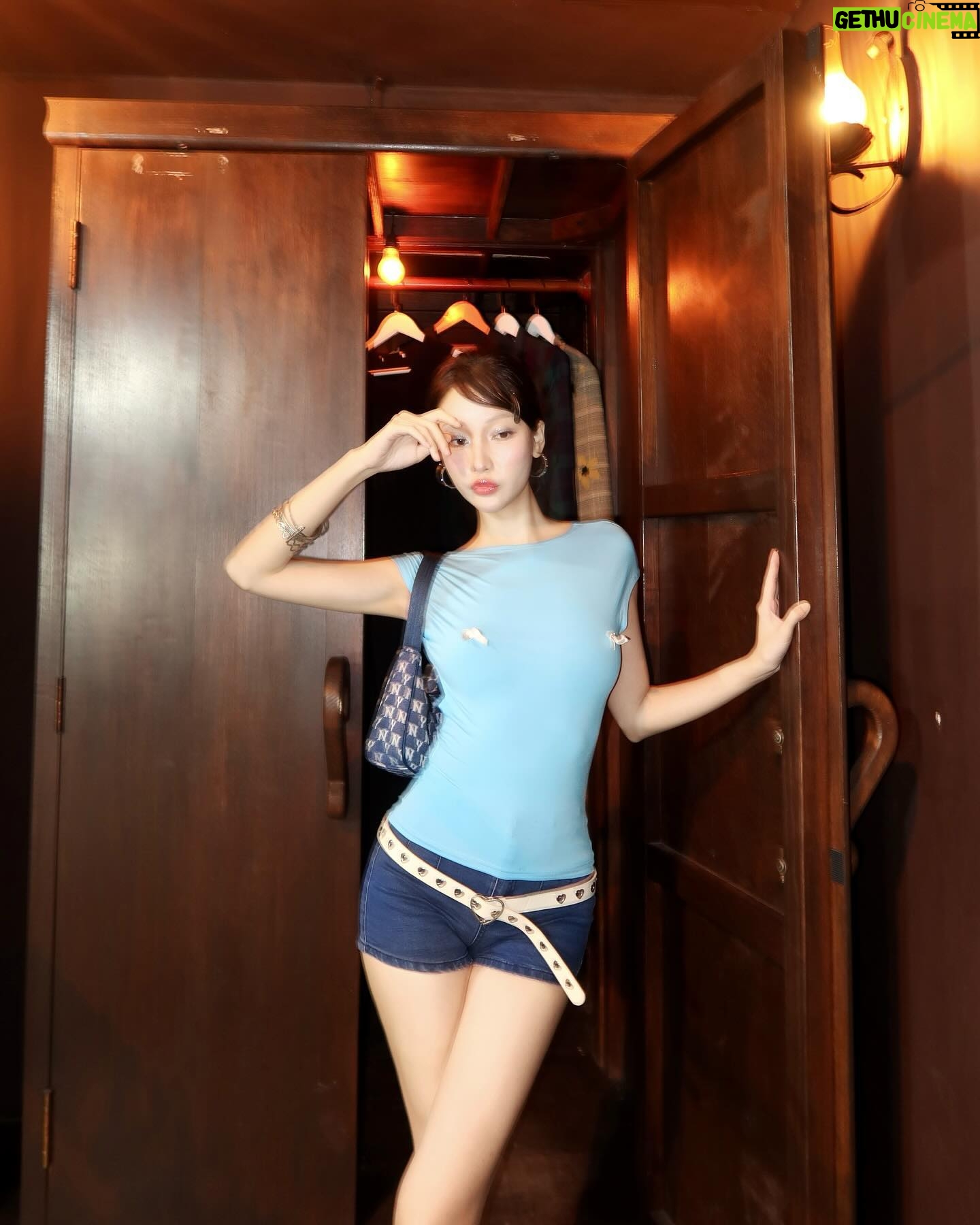 Trang Minh - 3 Likes - We are single because we're looking for 90's love in the current generation. 💙
#trangminh #blue