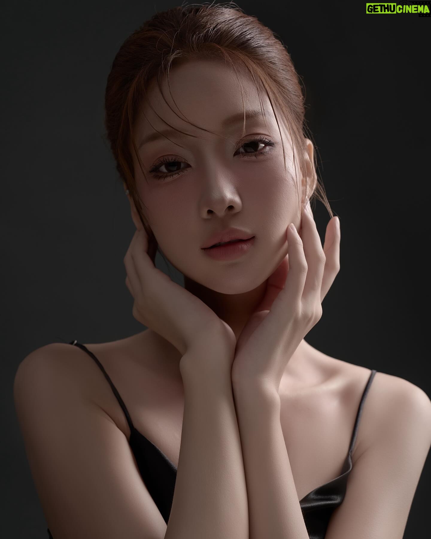 Trang Minh - 3 Likes - “Thế gian hàng tỷ người, số người lẻ hay chẵn, chẵn hay lẻ, tôi không biết rõ. Chỉ biết khi người ta kết thành đôi thành cặp, chỉ còn tôi với anh bị bỏ lại, thế mà vẫn chẳng thuộc về nhau”
Photo: Thành Nguyễn
M.U.A: Kim Yến