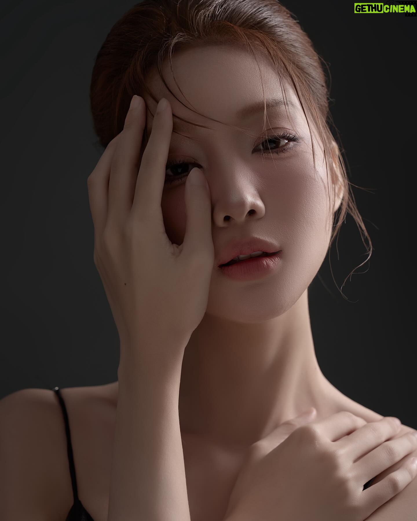 Trang Minh - 3 Likes - “Thế gian hàng tỷ người, số người lẻ hay chẵn, chẵn hay lẻ, tôi không biết rõ. Chỉ biết khi người ta kết thành đôi thành cặp, chỉ còn tôi với anh bị bỏ lại, thế mà vẫn chẳng thuộc về nhau”
Photo: Thành Nguyễn
M.U.A: Kim Yến
