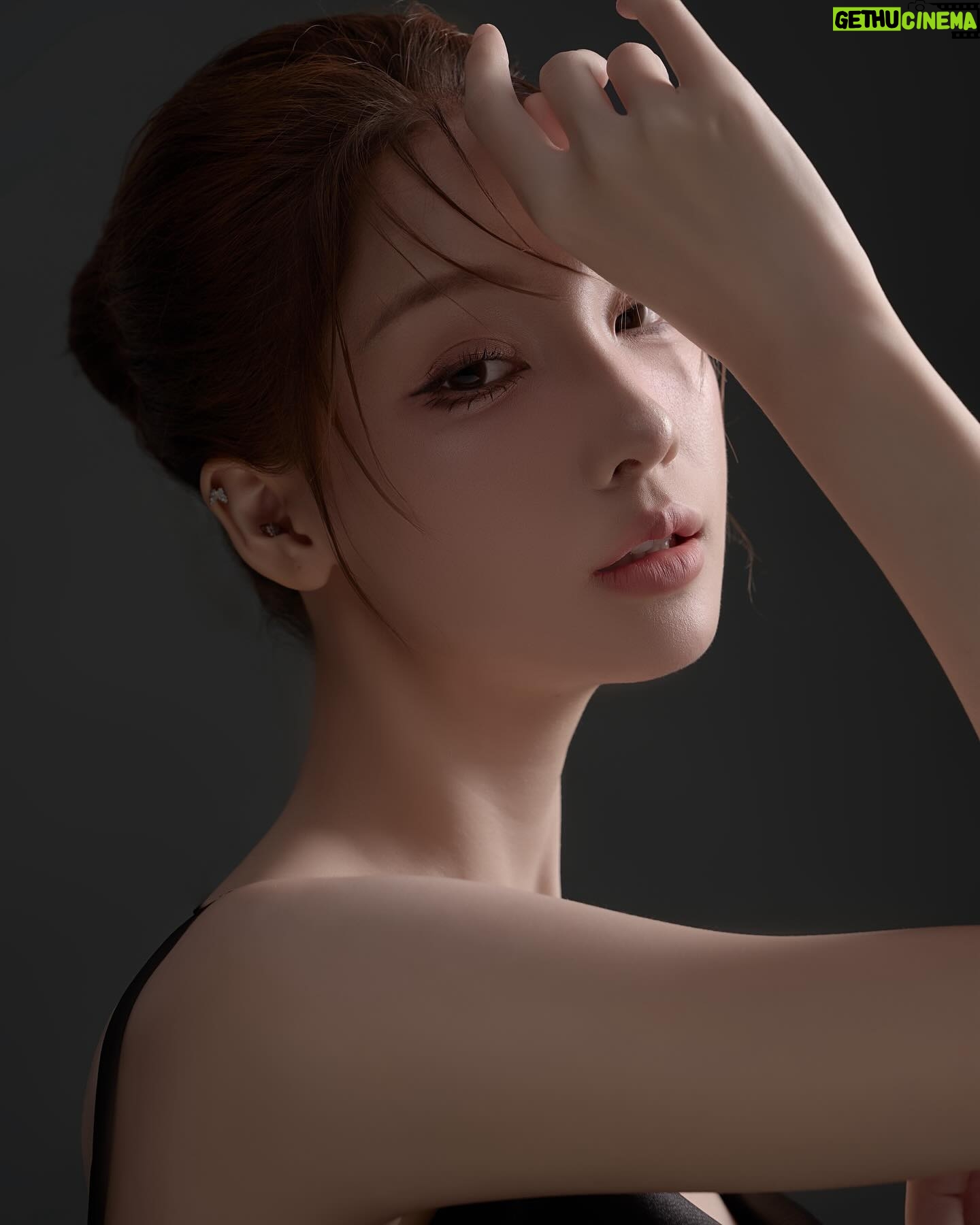 Trang Minh - 3 Likes - “Thế gian hàng tỷ người, số người lẻ hay chẵn, chẵn hay lẻ, tôi không biết rõ. Chỉ biết khi người ta kết thành đôi thành cặp, chỉ còn tôi với anh bị bỏ lại, thế mà vẫn chẳng thuộc về nhau”
Photo: Thành Nguyễn
M.U.A: Kim Yến