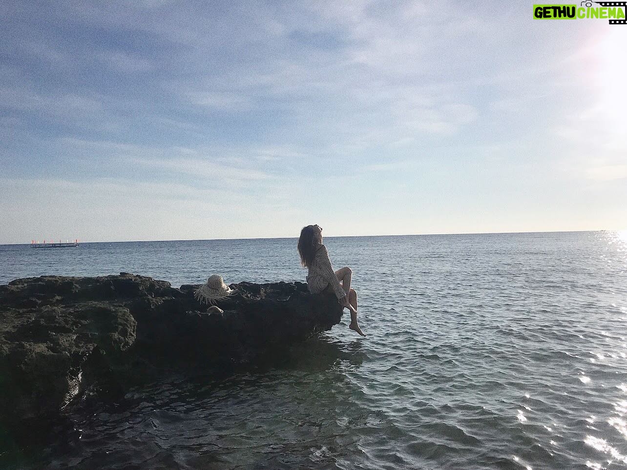 Trang Minh - 3 Likes - Có những mối quan hệ bạn bè mình cũng đã từng nghĩ là thân rất thân. Vì thân nên mình rất quý trọng và luôn ghi nhớ từng chi tiết họ làm cho mình. Ai chơi với mình sẽ hiểu, trước giờ mình là một đứa vốn rất an phận, dù bạn bè có giàu có và hạnh phúc đến đâu mình cũng chưa 1 lần nhòm ngó, tị nạnh hay tính kế cướp đoạt của ai ngược lại còn lắng nghe, cổ vũ, động viên họ rất nhiều. Nhưng có 1 vài giai đoạn mình cảm thấy năng lượng giữa mình và 1 số mqh tình bạn có dấu hiệu không được cân bằng nữa, kèo trên kèo dưới phân ra rõ rệt. Vì tính mình hướng nội nên mình chưa bao giờ show cảm xúc cũng như tâm sự của mình ra quá nhiều nên mặc nhiên sẽ có vài người nghĩ rằng mình sẽ không bận tâm gì nếu chẳng may họ có hành xử kiêu ngạo 1 chút, nói năng tuỳ ý 1 chút, tự ý “sắp xếp“ giúp mình 1 số việc mà không cần biết mình nghĩ thế nào. Và rồi thì cái gì đến cũng sẽ phải đến, mình chọn cách im lặng, tách ra. Chắc 1 vài người sẽ shock, bực mình và khó hiểu tại sao mình lại đột ngột cư xử như thế. Cái này thì mình sai, mình sai, vì mình đang là chính mình. Phần vì mình cũng quá mệt mỏi, phần vì mình không biết bắt đầu giải thích từ đâu, phần vì mình thất vọng nhiều. Họ bộc lộ bản chất của họ, thì mình cũng bộc lộ bản chất của mình, mình cũng đã có dấu hiệu của trầm cảm. Có thời gian mình không ăn uống và chỉ ngồi thẫn thờ nhìn vô định 1 chỗ trong suốt nhiều ngày liền, lúc nào cũng có cảm giác bất lực, kém cỏi và thậm chí dạo gần đây mình không nhớ nổi được mặt chữ, không liên kết được ý nghĩa của vài dòng kịch bản đơn giản nữa. Mình cũng không biết tại sao mình lại viết ra những dòng này, có thể lúc nào đó mình hối hận thì sẽ xoá. Nhưng mình chỉ muốn nói là nếu đã mạnh miệng nói 1 chữ “thân” thì chơi cho hết lòng, đừng toan tính, so đo thiệt hơn. Tiền tài, danh vọng, tình yêu có thể mất đi nhưng gia đình, người thân, bạn bè thì sẽ còn mãi.