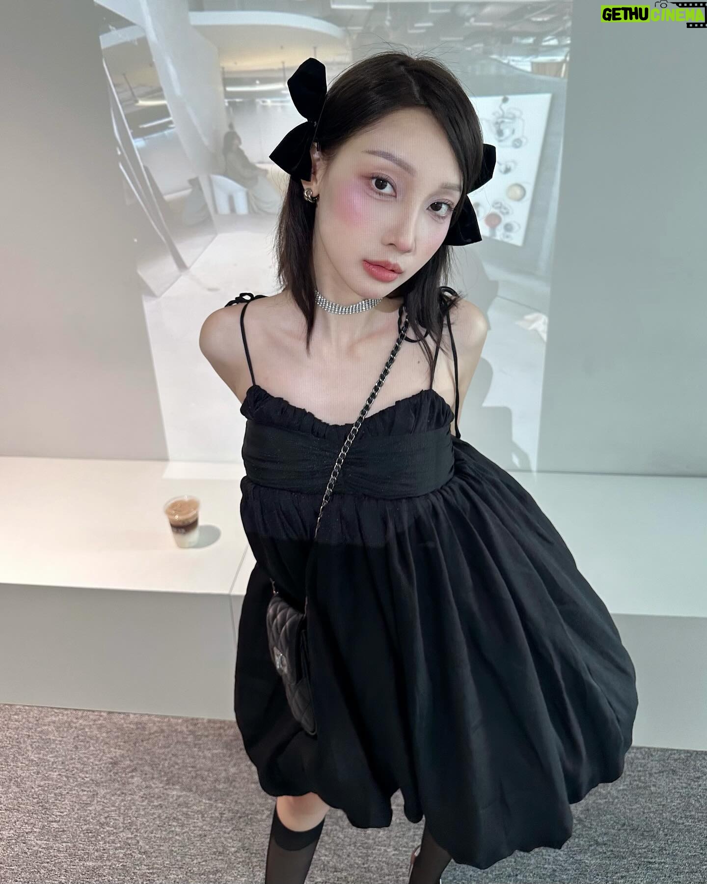 Trang Minh - 3 Likes - When I saw you I fell in love. And you smiled because you knew. 🖤