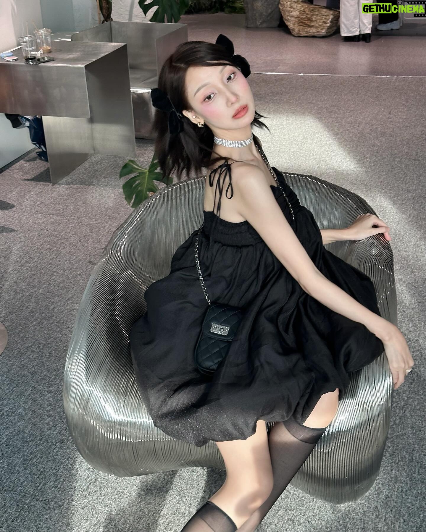 Trang Minh - 3 Likes - When I saw you I fell in love. And you smiled because you knew. 🖤