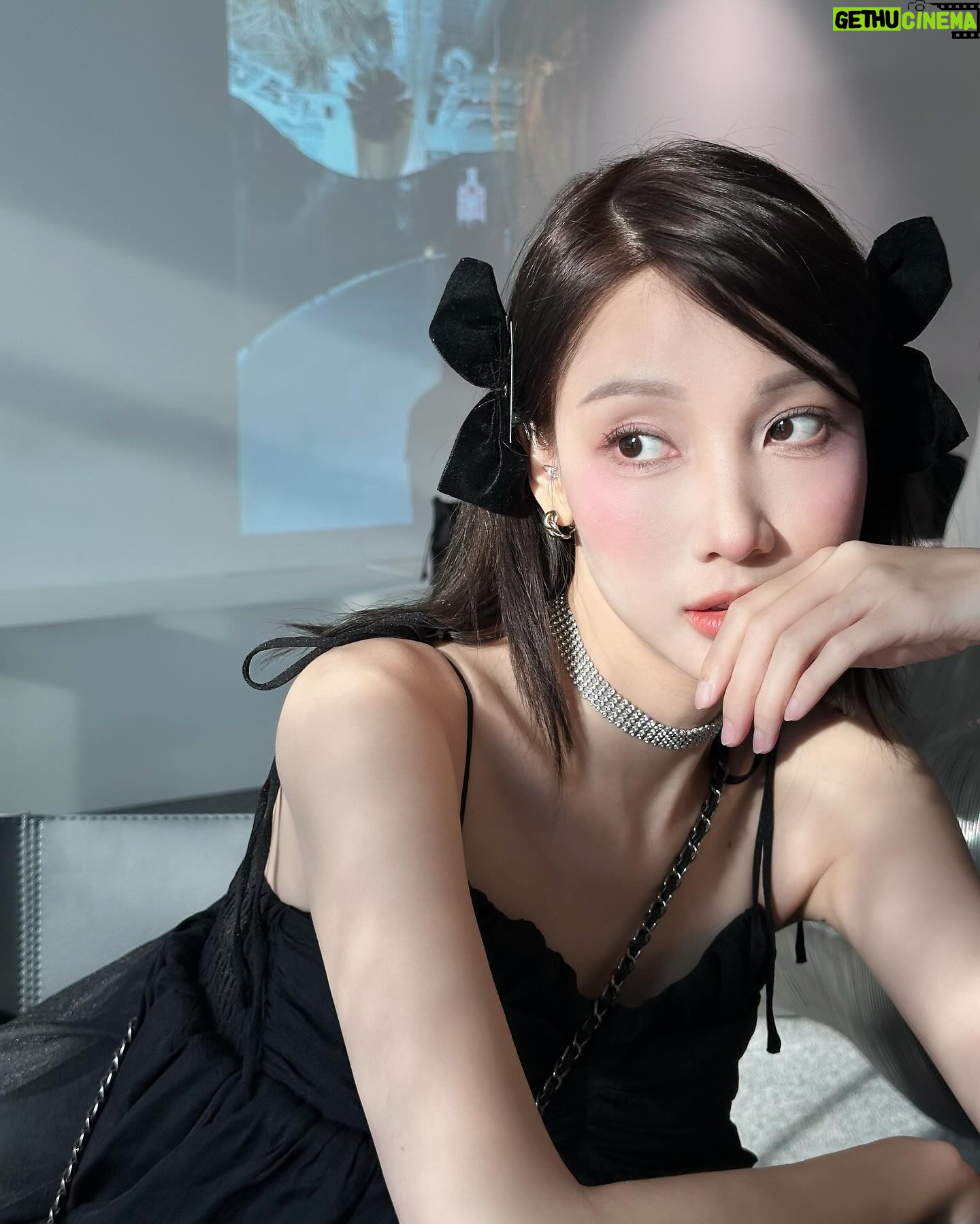 Trang Minh - 3 Likes - When I saw you I fell in love. And you smiled because you knew. 🖤