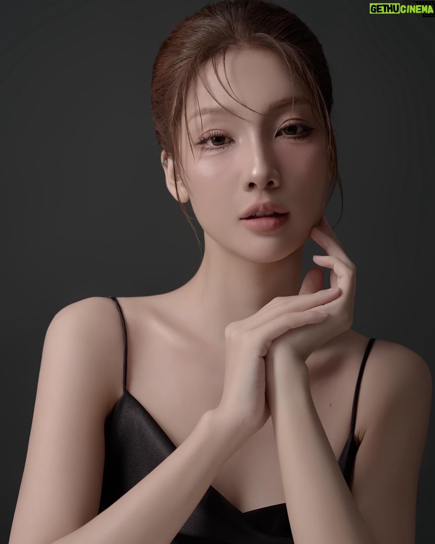 Trang Minh - 3 Likes - “Thế gian hàng tỷ người, số người lẻ hay chẵn, chẵn hay lẻ, tôi không biết rõ. Chỉ biết khi người ta kết thành đôi thành cặp, chỉ còn tôi với anh bị bỏ lại, thế mà vẫn chẳng thuộc về nhau”
Photo: Thành Nguyễn
M.U.A: Kim Yến