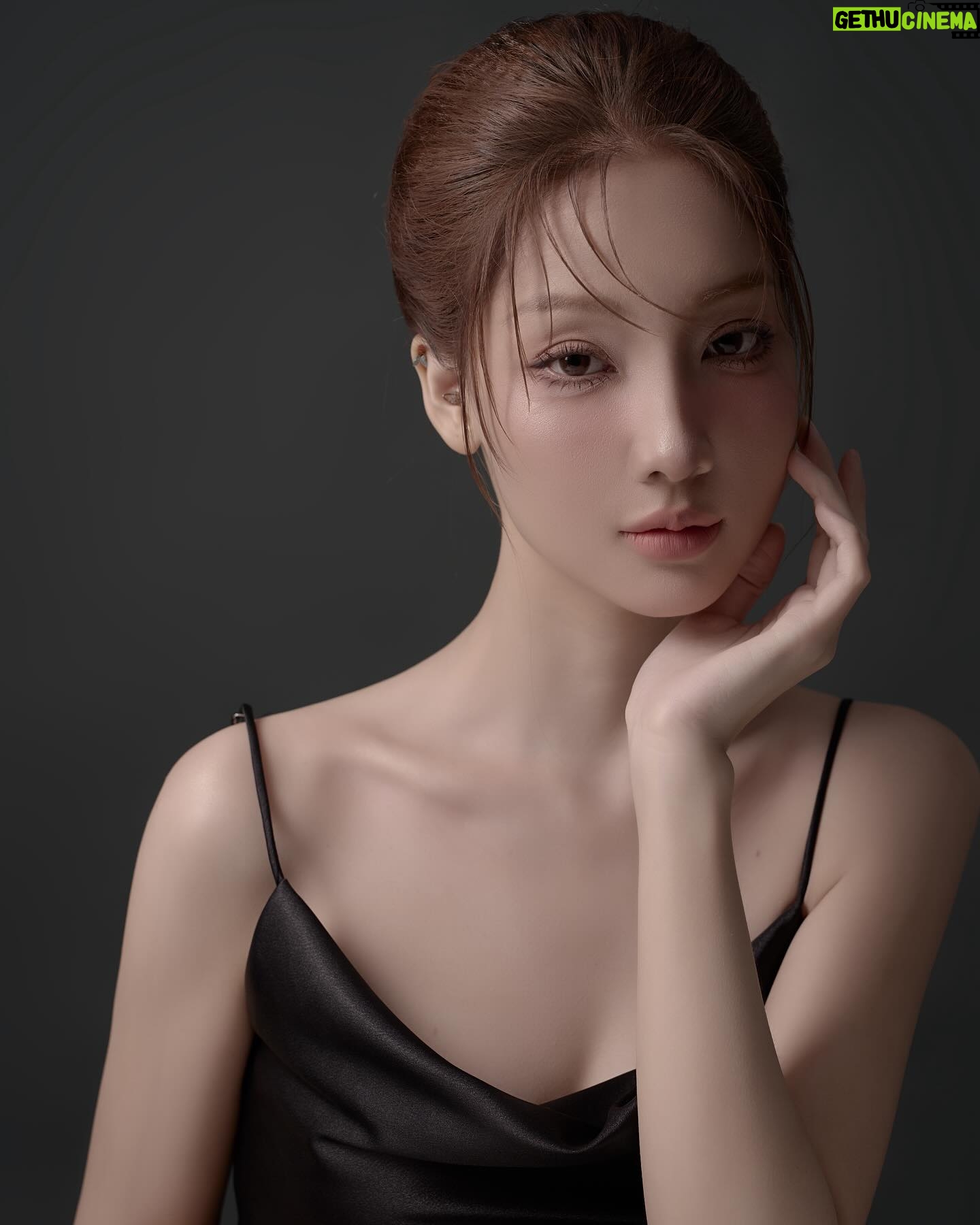 Trang Minh - 3 Likes - “Thế gian hàng tỷ người, số người lẻ hay chẵn, chẵn hay lẻ, tôi không biết rõ. Chỉ biết khi người ta kết thành đôi thành cặp, chỉ còn tôi với anh bị bỏ lại, thế mà vẫn chẳng thuộc về nhau”
Photo: Thành Nguyễn
M.U.A: Kim Yến
