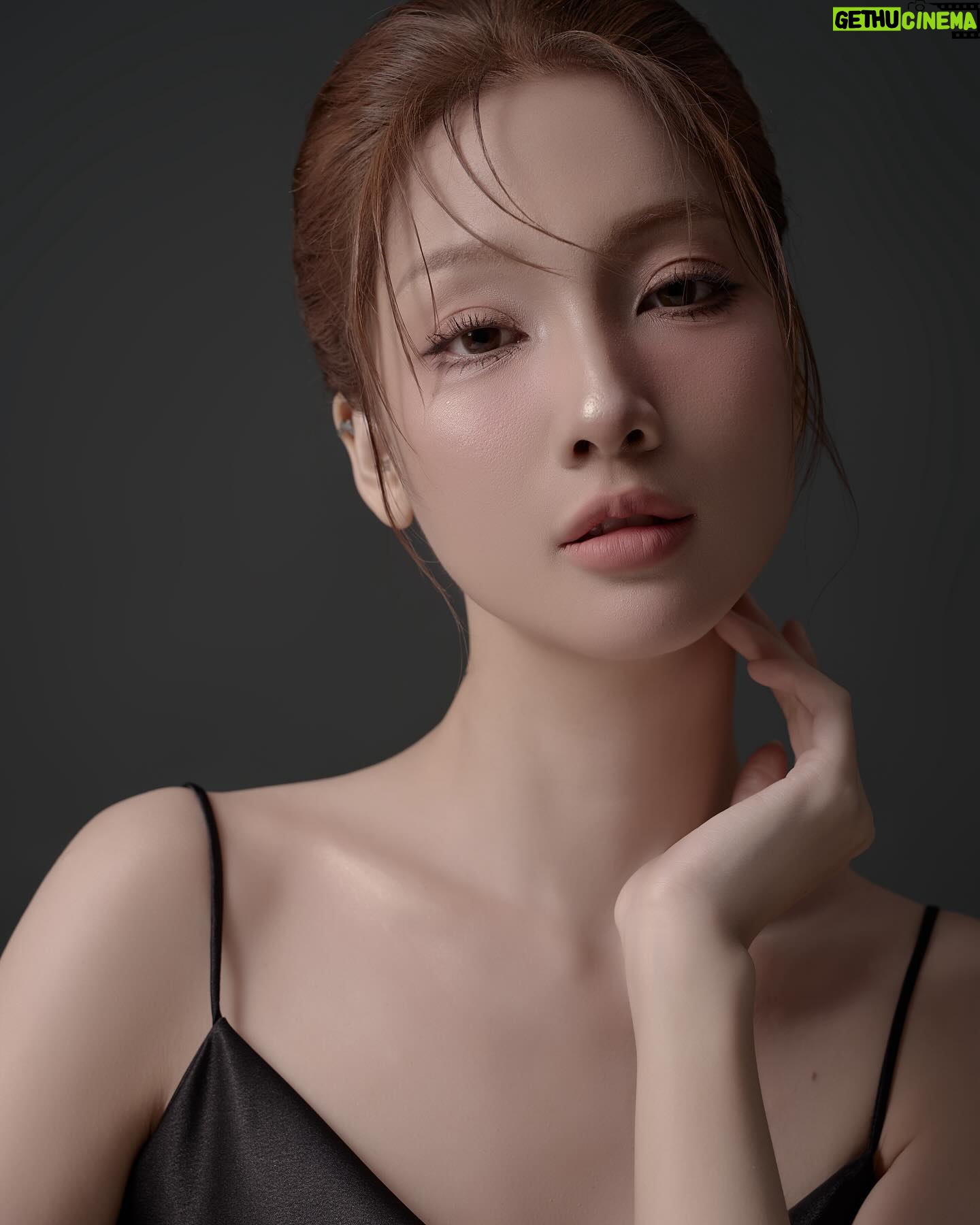 Trang Minh - 3 Likes - “Thế gian hàng tỷ người, số người lẻ hay chẵn, chẵn hay lẻ, tôi không biết rõ. Chỉ biết khi người ta kết thành đôi thành cặp, chỉ còn tôi với anh bị bỏ lại, thế mà vẫn chẳng thuộc về nhau”
Photo: Thành Nguyễn
M.U.A: Kim Yến