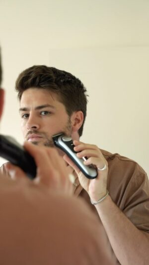 Travis Burns Instagram - Dad life is no joke and spare time is basically non existent. Lucky I have the new Braun series 9 beard trimmer that makes it so much easier to stay on top of my self care. 

#braunanz #ad @braunanz