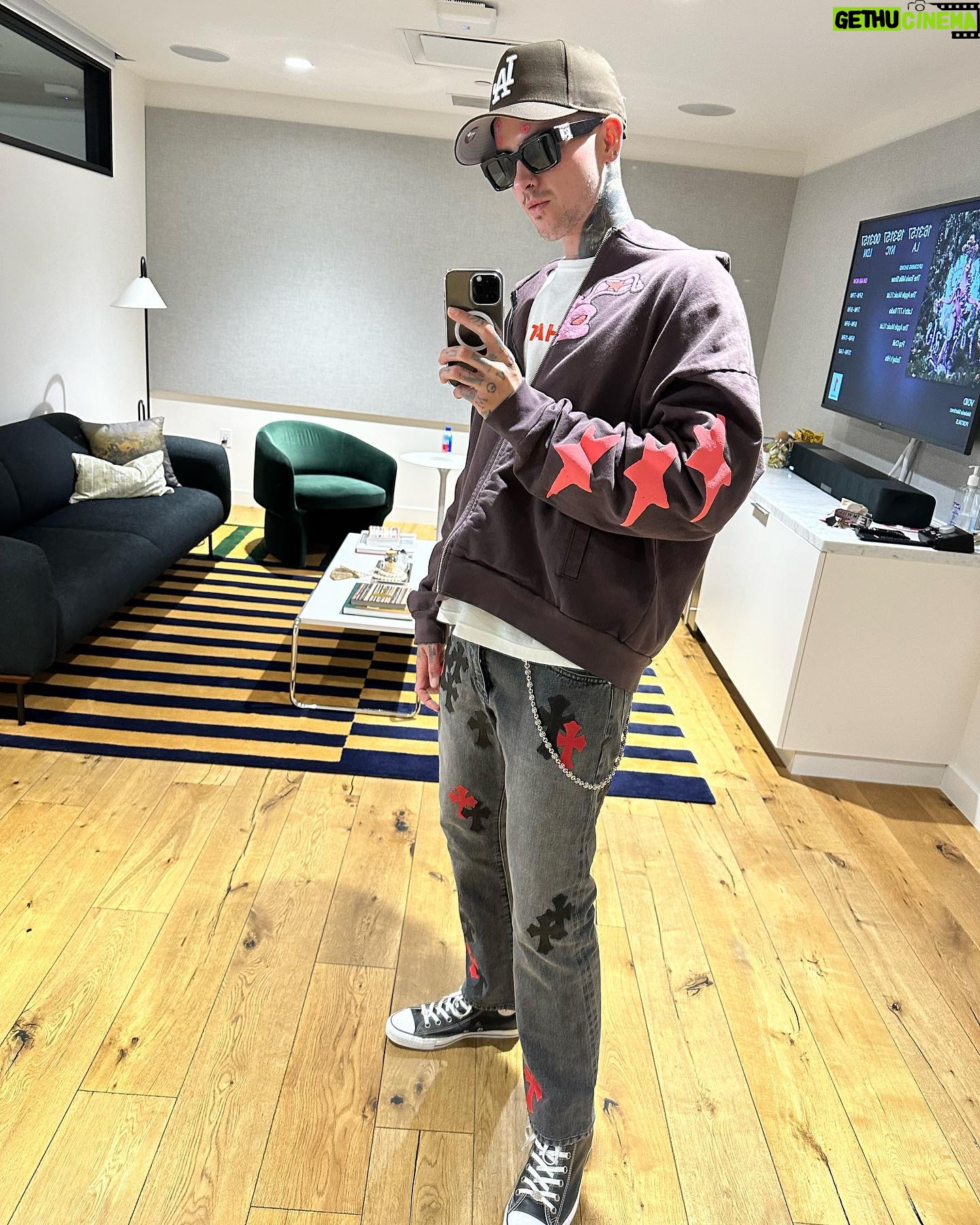 Travis Mills - 3 Likes - looking for a luggage sponsor cuz the next 3 months are PACKED 🧳👉