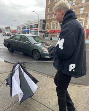 Travis Mills Instagram - a year of flying state to state, sleeping in weird hotels, dealing with crazy weather and having awkward conversations in front of cameras is on your tv every tuesday on @mtv 🤘who’s watching @mtvsecretship tonight?!