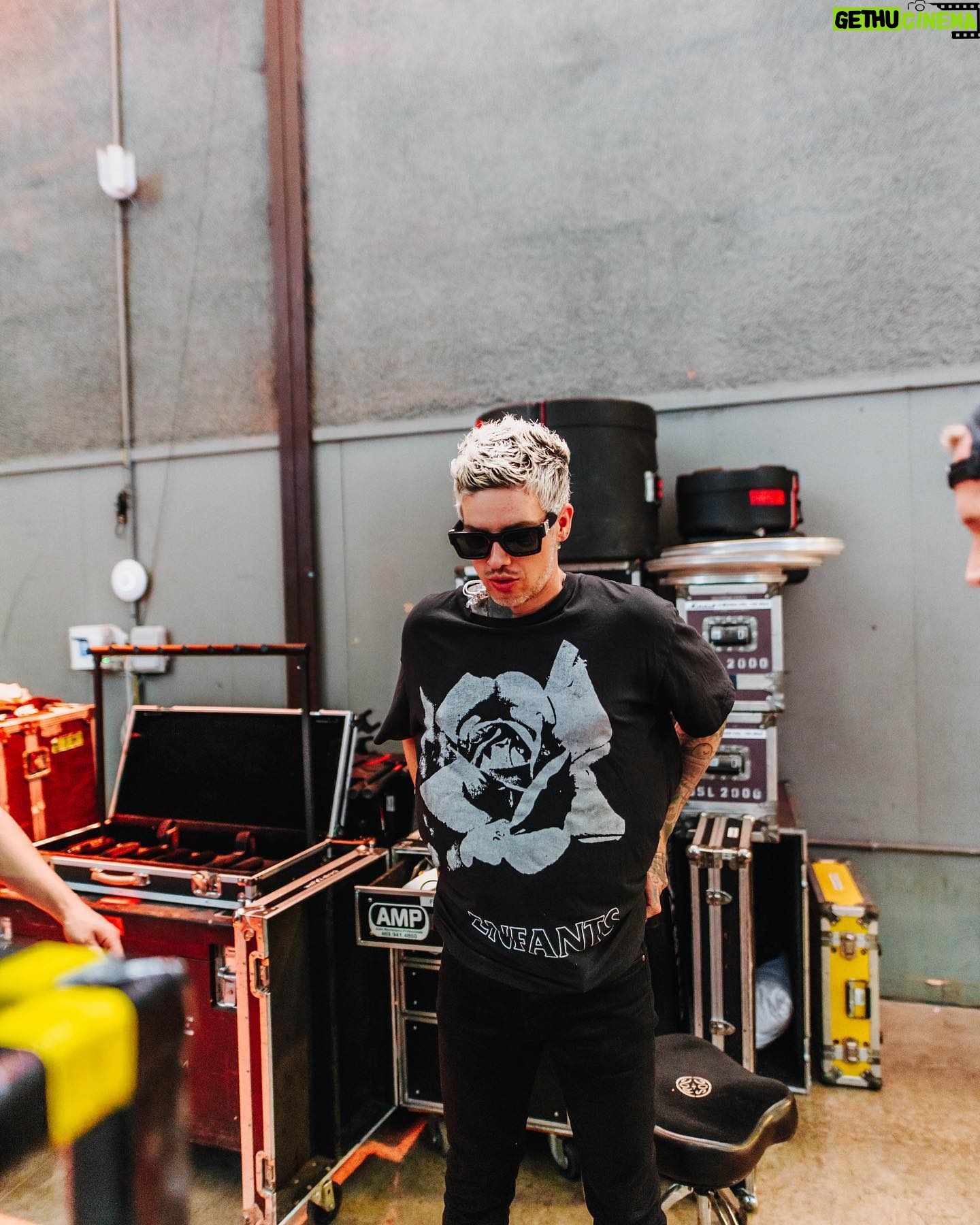 Travis Mills - 3 Likes - dallas dump 💩