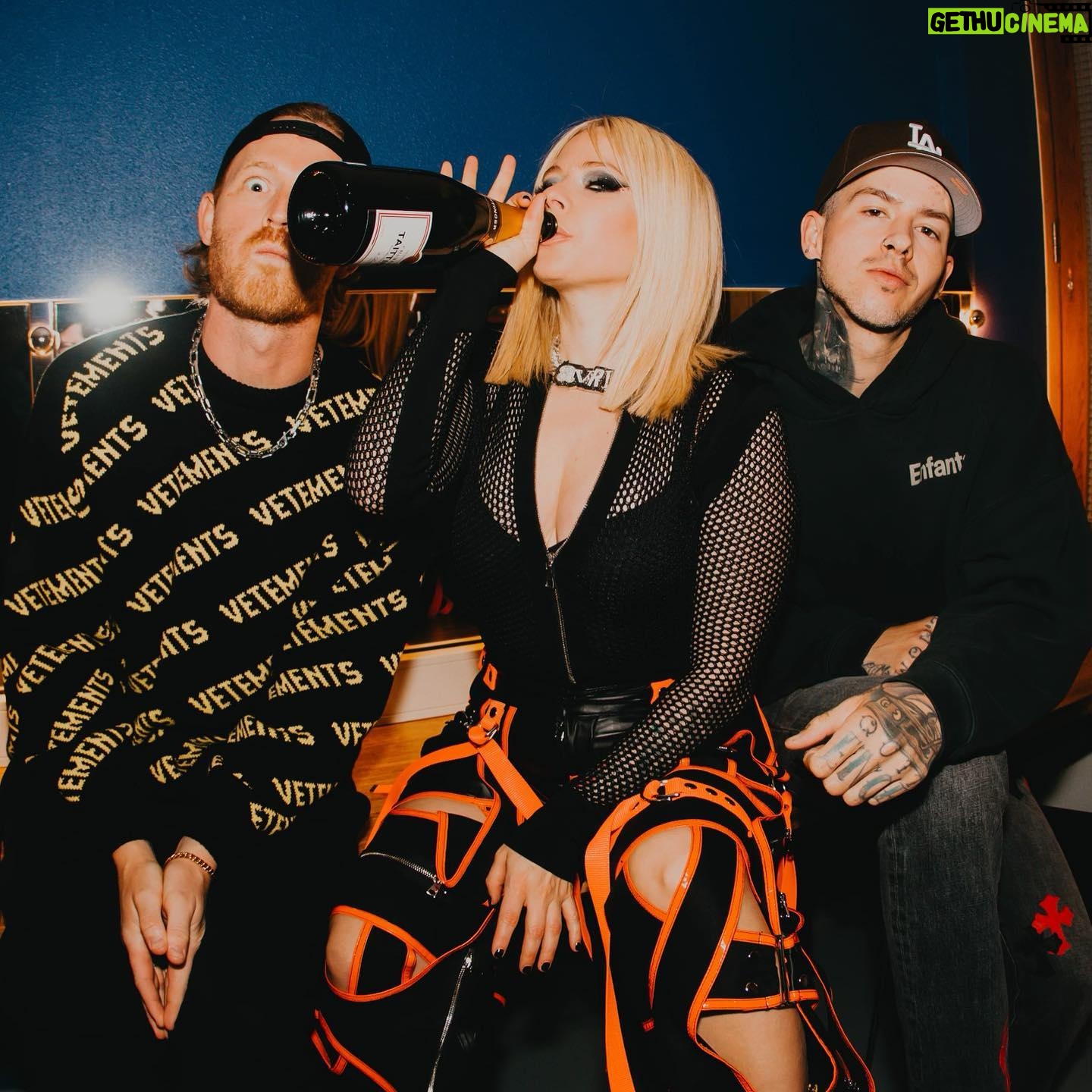 Travis Mills - 3 Likes - how do you say sk8r boy in german?