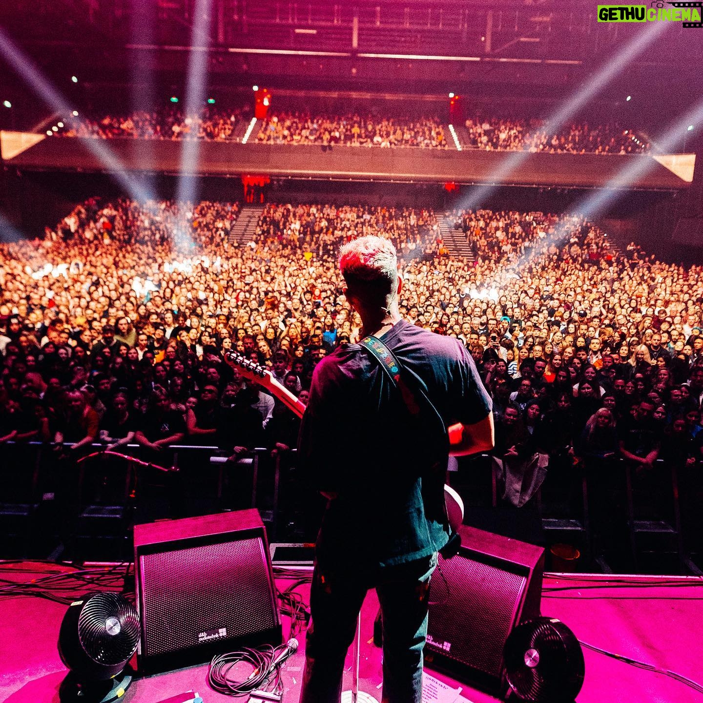 Travis Mills - 3 Likes - how do you say sk8r boy in german?