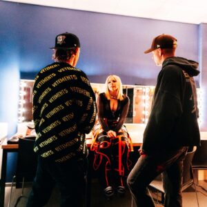 Travis Mills Instagram - how do you say sk8r boy in german?