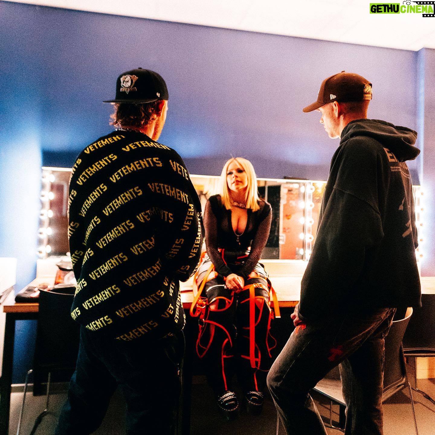 Travis Mills - 3 Likes - how do you say sk8r boy in german?