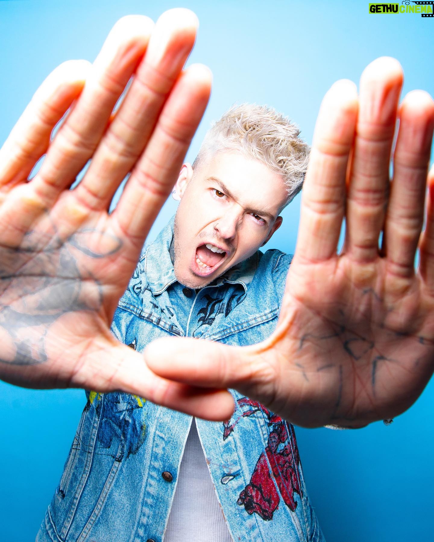 Travis Mills - 3 Likes - gimme a hand with the caption