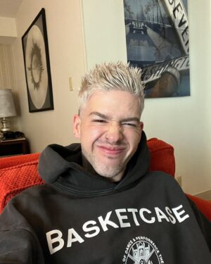 Travis Mills Instagram - a year of flying state to state, sleeping in weird hotels, dealing with crazy weather and having awkward conversations in front of cameras is on your tv every tuesday on @mtv 🤘who’s watching @mtvsecretship tonight?!