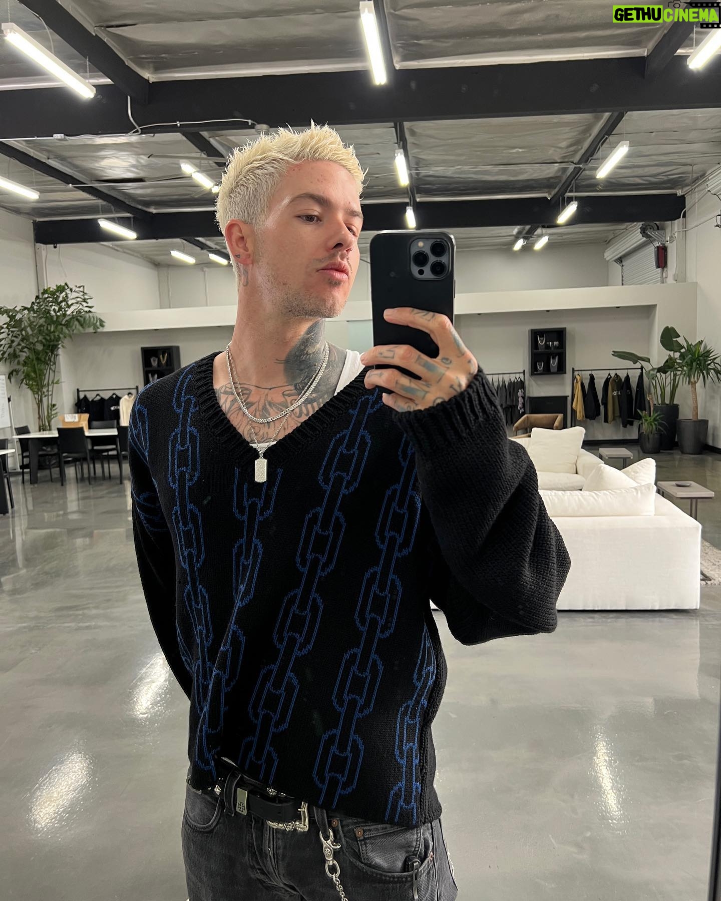 Travis Mills - 3 Likes - i wish your mouth had a lock 🔒🤐