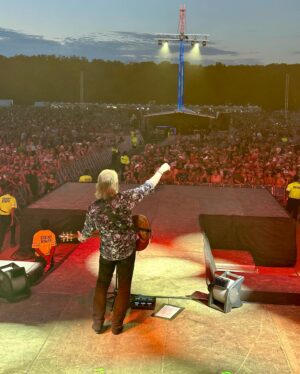 Travis Tritt Instagram - Another unforgettable crowd in Poplar Bluff, MO for the @rockthecountry festival! These shows are so much fun to play. The audiences are always huge at these shows with crowds filled with freedom loving Americans. We love you all! 🇺🇸