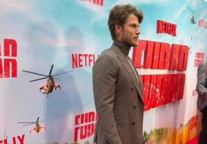 Travis Van Winkle Instagram - What a night!! Our #FUBAR Premiere was epic. Show drops tomorrow! 

Style: @avoyermagyan 
Grooming:  @kimbermakeup 
Suit: @reiss 
Shoes:  @santoniofficial 
Jewelry:  @davidyurman