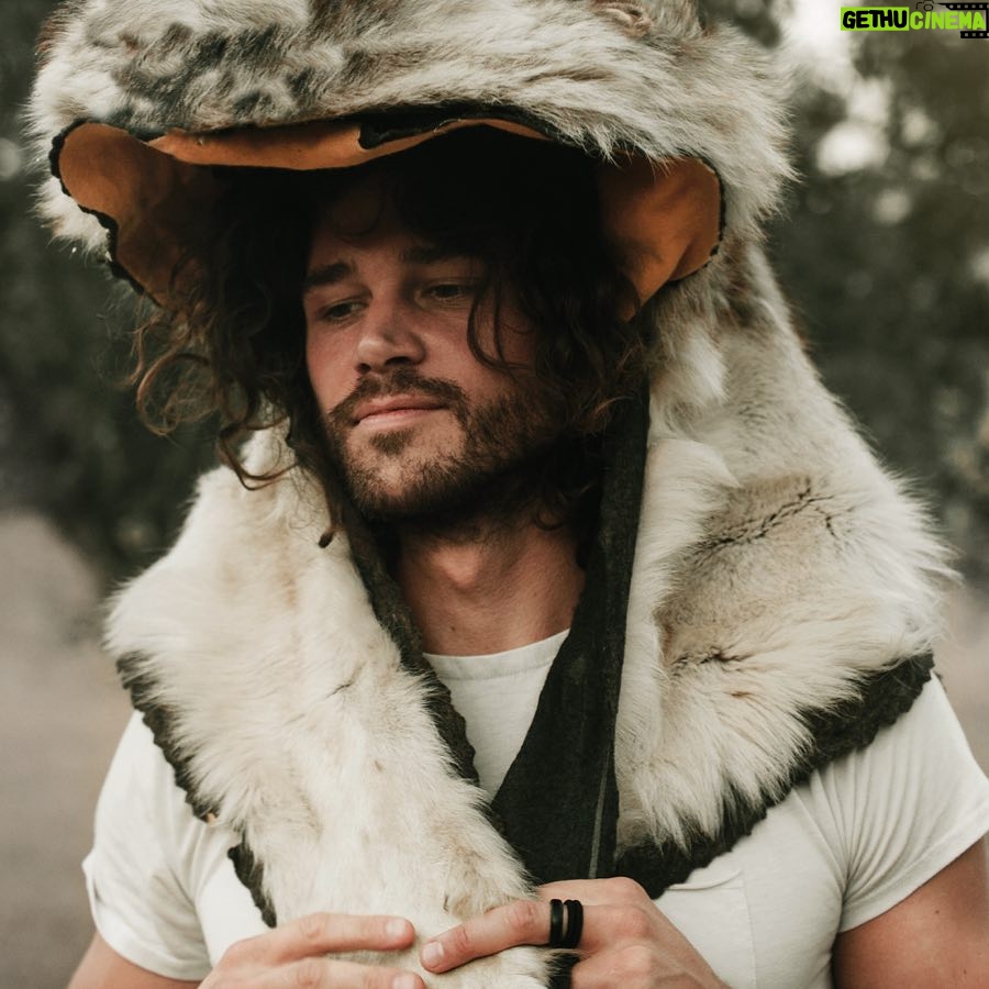 Trent Garrett - 9.2K Likes - Live wild, run fast, be free...
-
-
-
📷: @londonlightphotography
Location stylist: @caryandco
Location: @wolffeatherhoneyfarm