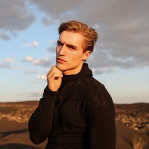Trevor Stines Instagram - Integrity.
-
Do you “like” photos or just scroll? 🧐