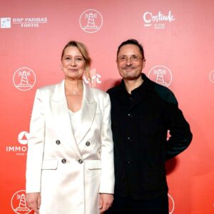 Trine Dyrholm Instagram - BIRTHDAY GIRL havde sin verdenspremiere på @zurichfilmfestival i September sidste år og har siden da rejst rundt på forskellige festivaller @tallinnblacknightsff @gbgfilmfestival @filmfestivaloostende @officialsbiff 
Nu er det ENDELIG tid til dansk premiere og vi glæder os til at I kan se filmen i biografen fra på torsdag d. 4. April ❤️#birthdaygirl #danishrelease