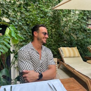 Tristan Maurisse Instagram - Petit pause à Palerme 🇮🇹

Chemise : @zara 
Lunettes : @lebeloeiltoulon 
Lieu : @lumiarestaurant 

#italie #palermo #lifestyle