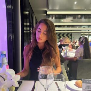 Tristan Maurisse Instagram - Perso, ce que je trouve important, c'est que deux personnes qui s'aiment puissent passer du temps ensemble, peu importe le lieu. Le restaurant n'est pas une nécessité. Vous pouvez y aller pour des occasions spéciales ou pour faire plaisir à votre copine de temps à autre, mais pas régulièrement ♥️

#couple #couplegoals #night #love #restaurant